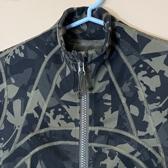 Lululemon Define Full Zip Camo Jacket - Women's Size 4 - Green - Picture 4 of 14